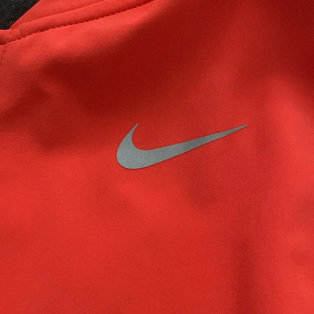 The lightweight Nike Composite Full-Zip Women's Golf Vest size M